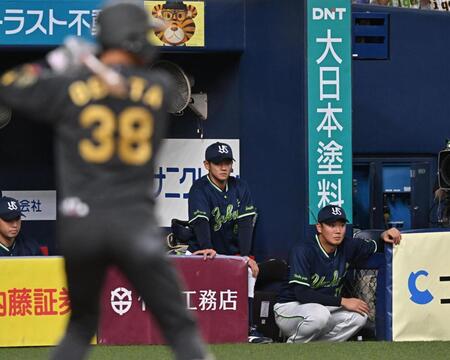 　５回途中に降板し、ベンチから試合を見る奥川（右）＝撮影・西田忠信