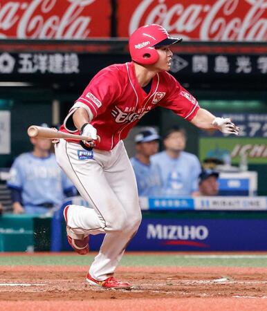 　８回、中島がこの試合４安打目となる右前打を放つ