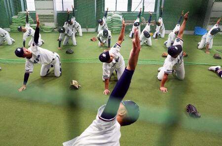 　室内練習場で調整する高川学園ナイン