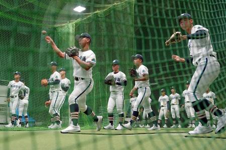 　室内練習場で調整する高川学園ナイン