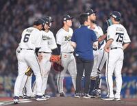 　６回、安田に内野安打を打たれた先発・エスピノーザ（右から２人目）の元に集まるオリックスナイン（撮影・開出牧）