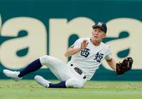 　６回、田中柊の飛球を好捕する奥