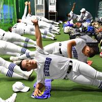 　トレーニングをする県岐阜商・横山温大（撮影・中田匡峻）