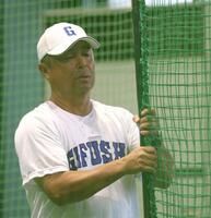 　ネットを運ぶ県岐阜商・藤井潤作監督（撮影・中田匡峻）