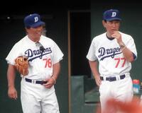 　中日時代の星野仙一さん（右）と島野育夫さん＝１９９７年
