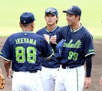 　３回、池山２軍監督（左）とグータッチをしてマウンドを降りる青柳（右）＝撮影・佐藤厚