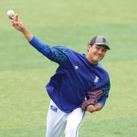 　１軍練習に合流し、キャッチボールする藤浪（撮影・西岡正）
