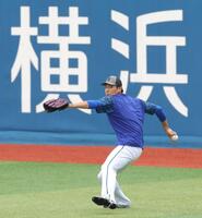 　１軍に合流し、キャッチボールする藤浪（撮影・西岡正）