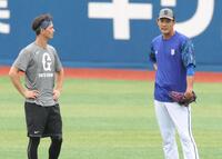 　巨人・乙坂（左）と話す藤浪（撮影・西岡正）