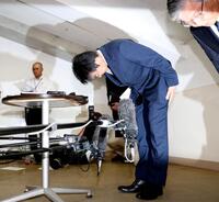 　会見中、頭を下げる広陵・堀正和校長（撮影・中田匡峻）