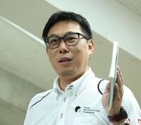 　会見をする大会本部・井本亘事務局長（撮影・中田匡峻）