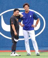 　馬場（左）と談笑する藤浪（撮影・西岡正）