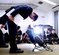 　会見で謝罪をする広陵・堀正和校長（撮影・中田匡峻）