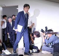 　神妙な面持ちで会見場へ入る広陵・堀正和校長（撮影・中田匡峻）