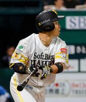 　３回、近藤が左中間に先制二塁打を放つ