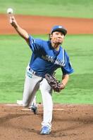 　先発し力投する伊藤