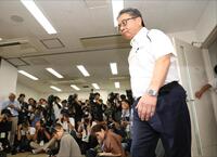 　会見場に入る角田大会会長（撮影・中田匡峻）