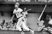 　阪神戦の１回、広島・水谷が左越えに１６号２ランを放つ（１９７８年８月１７日、広島市民球場）