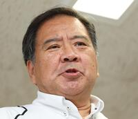 　会見で記者の質問に答える日本高等学校野球連盟・宝馨会長（撮影・中田匡峻）