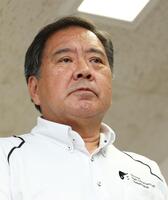 　会見に出席する日本高等学校野球連盟・宝馨会長（撮影・中田匡峻）