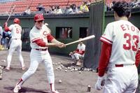 　広島・江藤智（右）を指導する広島・水谷実雄コーチ。左は前田智徳＝１９９１年４月２日