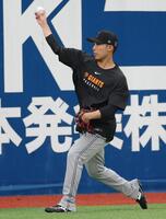 　雨天中止が発表された後、キャッチボールする赤星（撮影・西岡正）