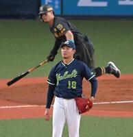 　３回、佐藤輝にソロを打たれる奥川（撮影・飯室逸平）