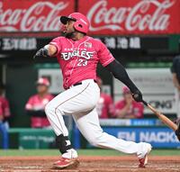 　７回、右前に勝ち越し適時打を放つフランコ