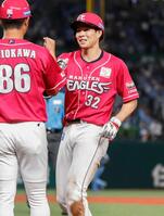 　８回、この試合４安打目となる右前打を放ちコーチとタッチを交わす中島