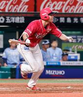 　８回、中島がこの試合４安打目となる右前打を放つ