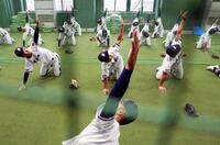 　室内練習場で調整する高川学園ナイン