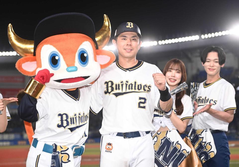 　決勝打を放ちガッツポーズを決める若月（撮影・開出牧）