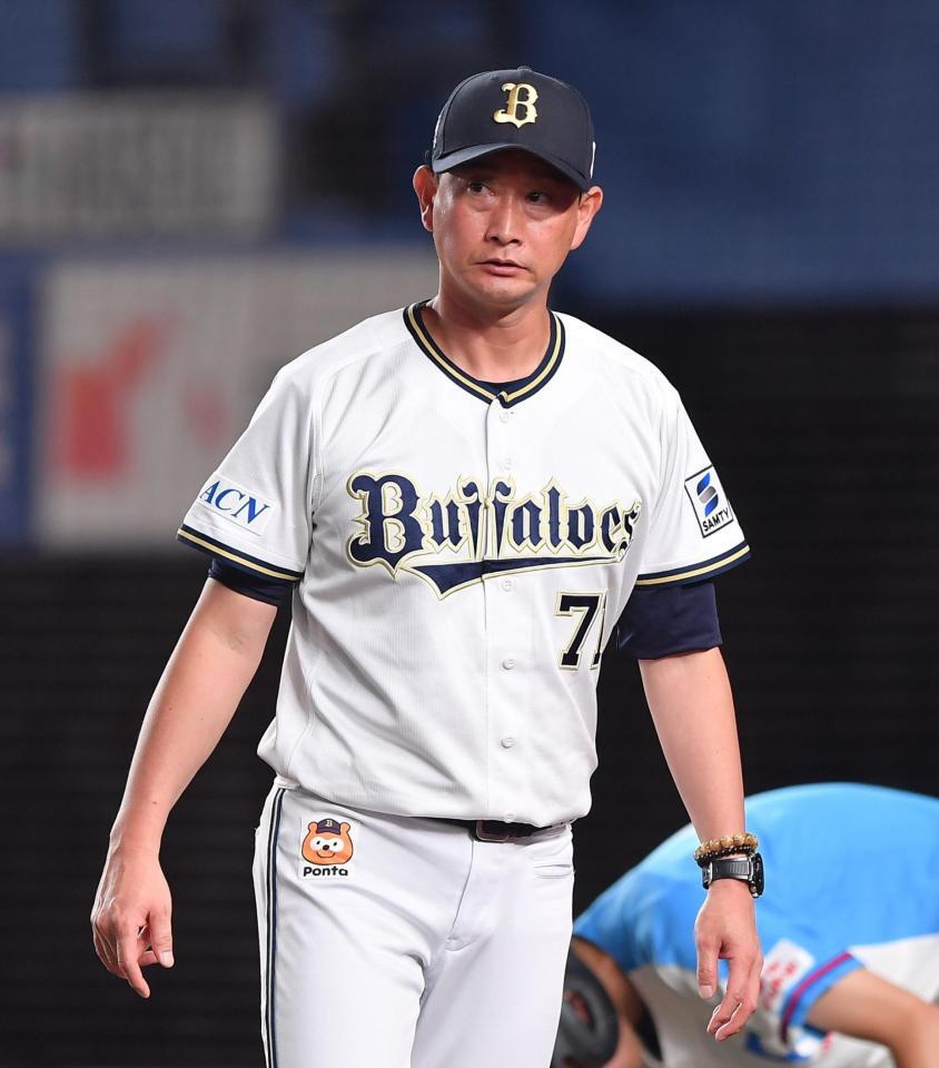 　７回、投手交代を告げた岸田監督（撮影・開出牧）