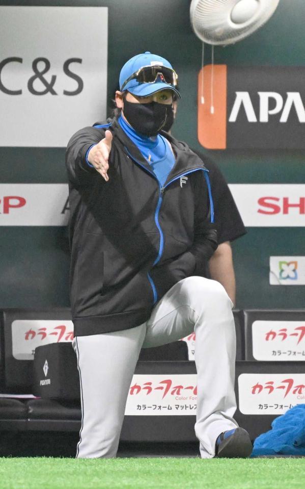 　７回、近藤の申告敬遠を告げる新庄監督