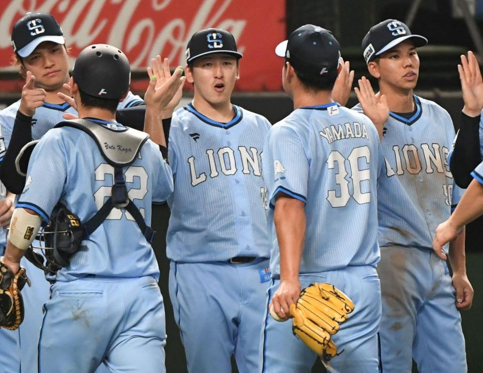 　９勝目を挙げナインを迎える隅田（中）＝撮影・佐藤厚