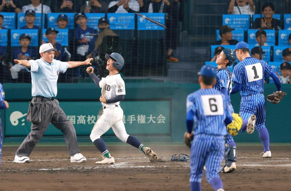 　タイブレークの１０回、スクイズでサヨナラの生還をし、ほえる佐賀北・塚原（撮影・石湯恒介）