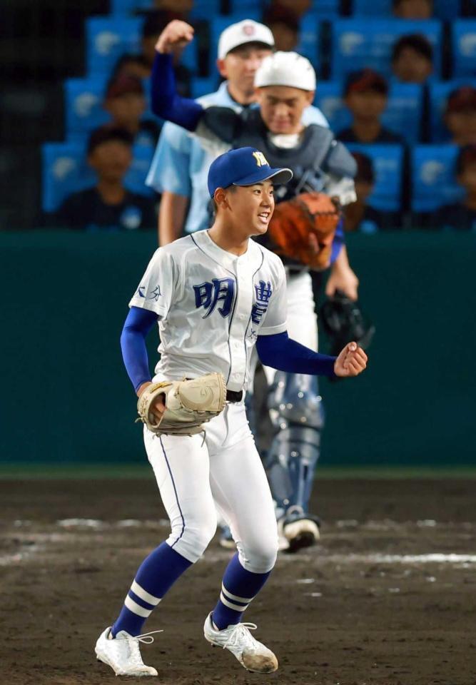 　最後の打者を打ち取り、ガッツポーズを見せる明豊・寺本