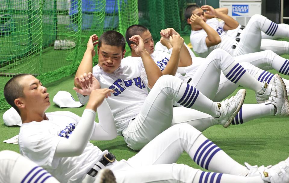 　トレーニングをする県岐阜商・川崎広貴主将（左から２人目）ら県岐阜商ナイン（撮影・中田匡峻）