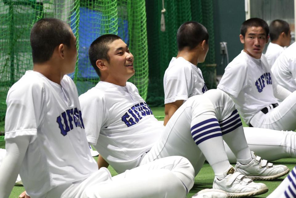 　リラックスした表情を見せる県岐阜商・川崎広貴主将（左から２人目）＝撮影・中田匡峻