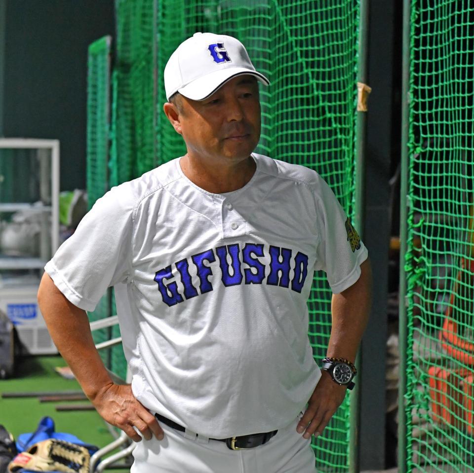 　練習を見守る県岐阜商・藤井潤作監督（撮影・中田匡峻）