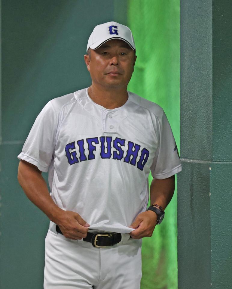 　練習を見守る県岐阜商・藤井潤作監督（撮影・中田匡峻）