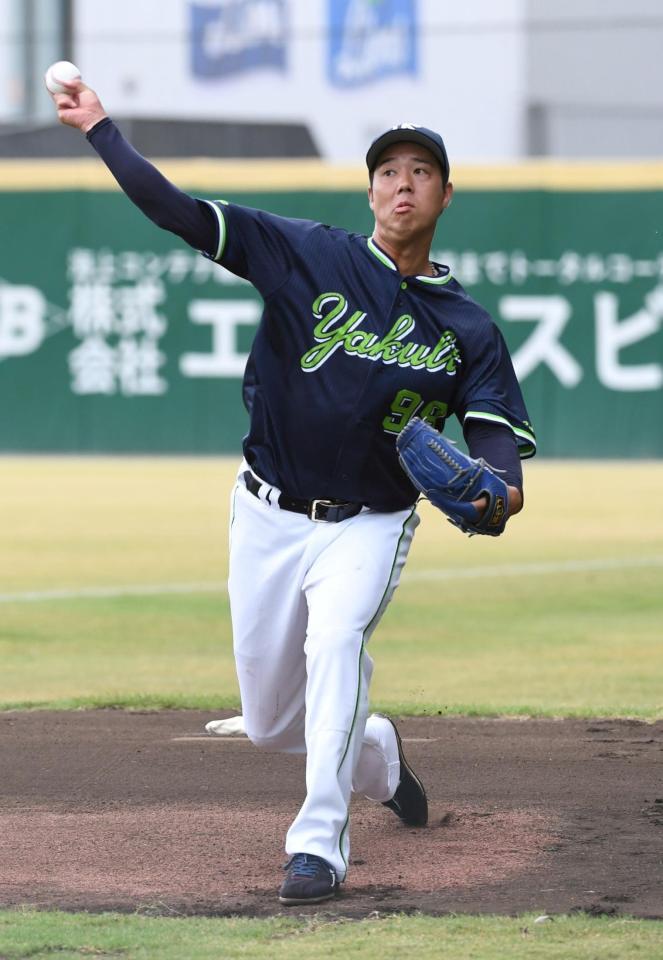 　スリークォーターで投球練習する青柳（撮影・佐藤厚）