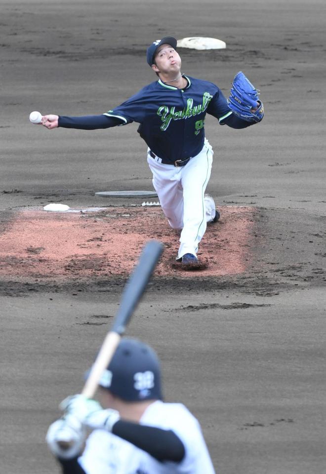 　３回途中まで５４球を投じた青柳（撮影・佐藤厚）