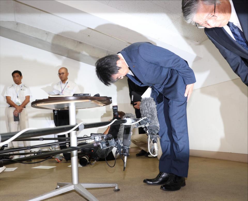 　謝罪する広陵・堀校長（撮影・中田匡峻）