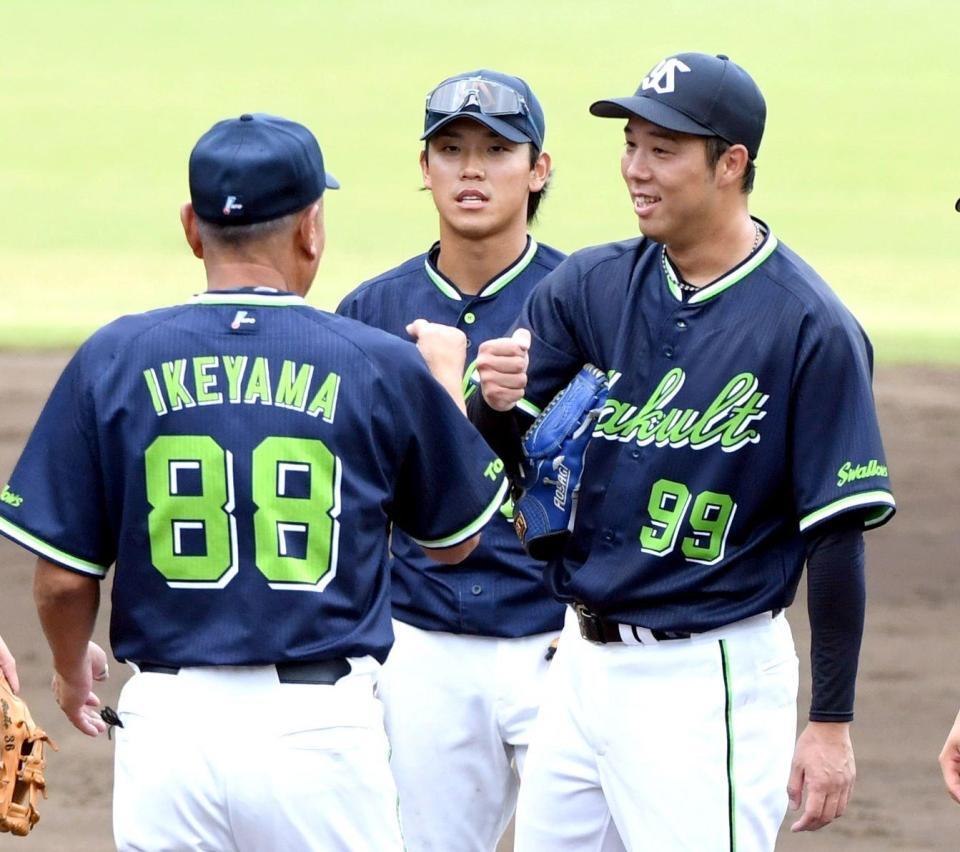 　３回、池山２軍監督（左）とグータッチをしてマウンドを降りる青柳（右）＝撮影・佐藤厚