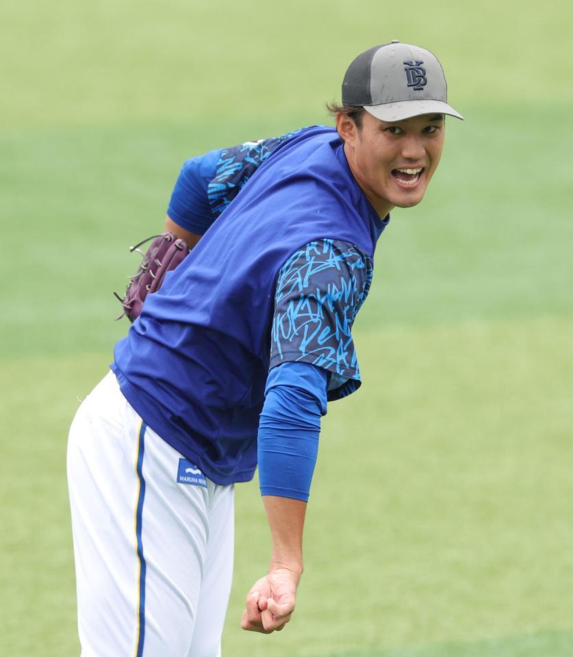 　キャッチボールする藤浪（撮影・西岡正）