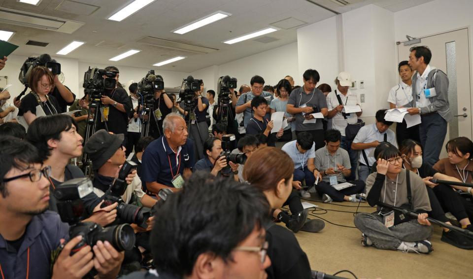 　大会本部から会見前に資料が報道陣に配られる（撮影・中田匡峻）