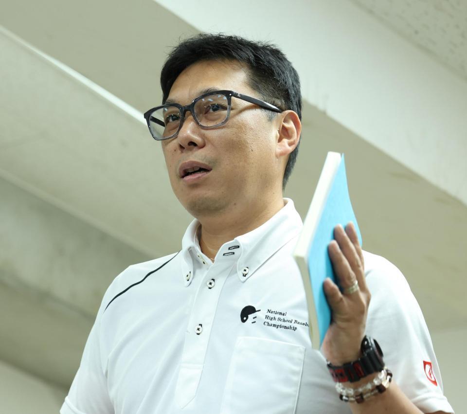 　会見をする大会本部・井本亘事務局長（撮影・中田匡峻）