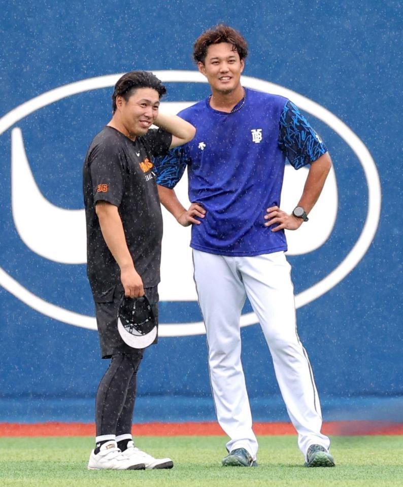 　馬場（左）と談笑する藤浪（撮影・西岡正）