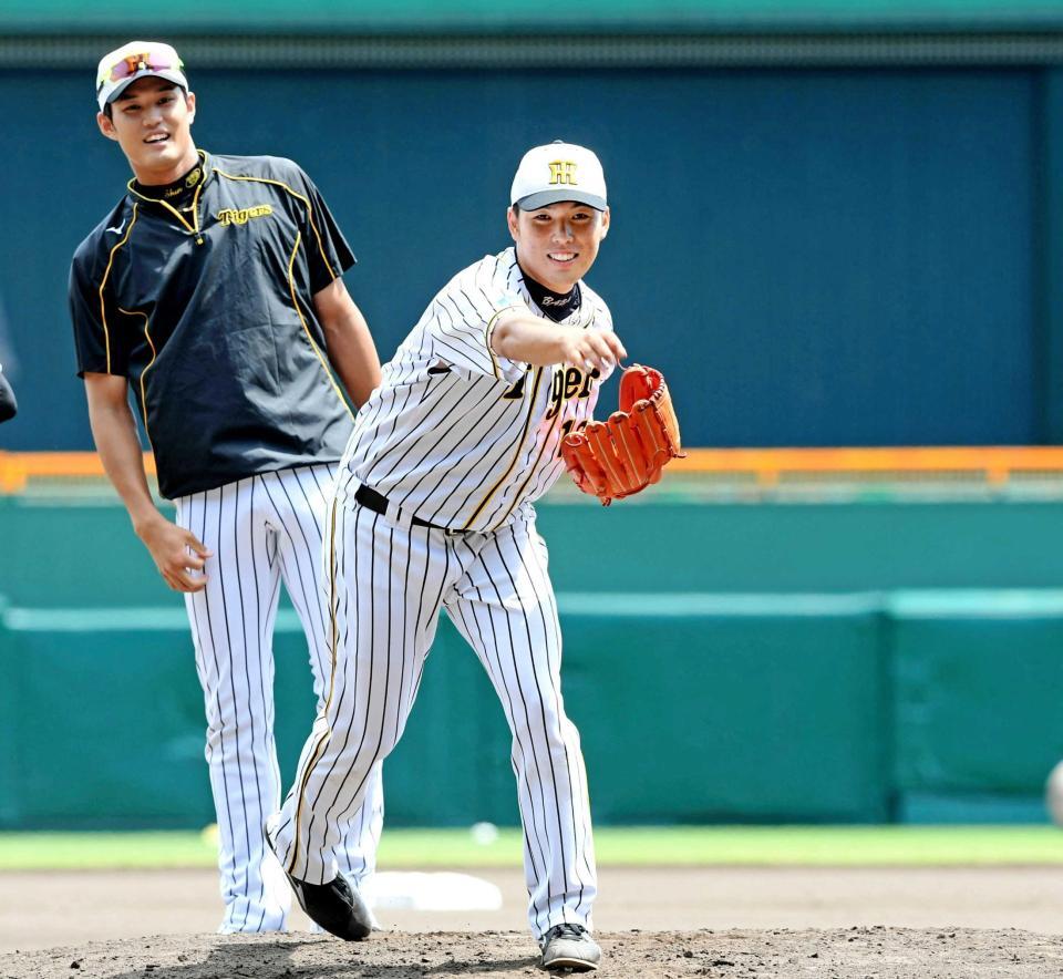 　阪神在籍時、藤浪（左）と一緒にノックを受ける馬場（撮影・田中太一）